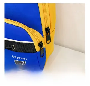 Détail du sac de poitrine enfant bicolore avec double fermeture éclair noire et toile