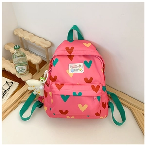 Détails du sac à dos rose à motifs cœurs avec bretelles vertes et pendentif peluche