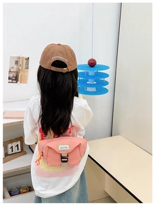 Sac bandoulière rose pour enfant avec boucle noire et étiquette mode vue de dos