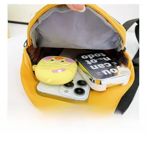 Détail de la capacité intérieure du sac de poitrine pour enfants avec téléphone et objets