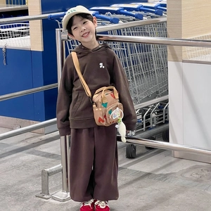 Kids heart print crossbody bag paired with brown hooded tracksuit and beige cap