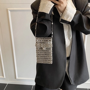 Sac à bandoulière élégant en perles argentées avec chaîne longue pour femmes modernes
