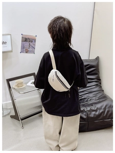 Vue arrière d'un mannequin portant un sac bandoulière blanc avec lettrage KAYINAI