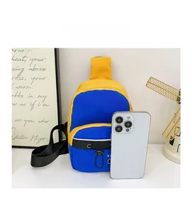 Mini sac bandoulière comparaison de taille avec smartphone au design bleu et jaune