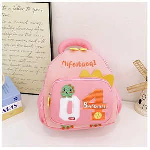 Nahaufnahme des rosa Kinderrucksacks mit Cartoon-Dinosaurier und seitlicher Netztasche