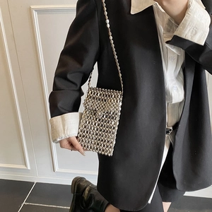 Sac bandoulière moderne en perles argentées brillantes pour femme avec chaîne