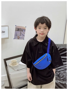 Détail du sac de poitrine enfant bleu électrique en nylon avec sangle ajustable