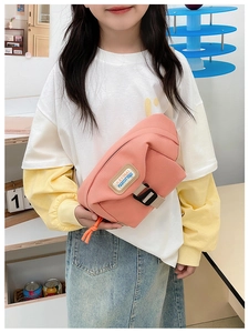 Détail de la banane enfant en toile rose orangé avec écusson en cuir mode KAYINAI