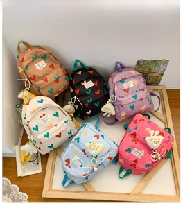 Six sacs à dos colorés à motifs de cœurs pour enfants avec des breloques nuages en peluche