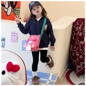 Sac bandoulière rose pour enfants en toile avec motifs cœurs et pendentif lapin en peluche