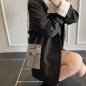 Petit sac bandoulière argenté perlé à la main pour téléphone avec sangle métal