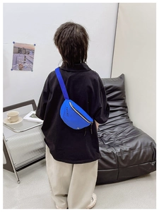 Détail d'un sac de sport bleu pour enfants en nylon avec sangle et fermeture éclair