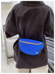 Détail de la sangle réglable et du sac banane en nylon bleu électrique pour enfant