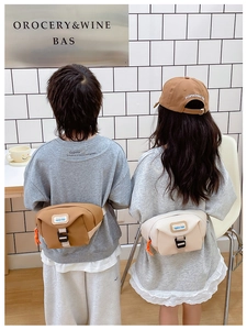 Détail des sangles réglables de deux sacs bandoulière pour enfants en marron et beige