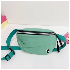 Détail du sac banane enfant en nylon vert menthe avec fermeture éclair et boucle réglable
