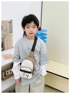 Détail du sac de poitrine pour enfants avec design color-block et sangle réglable