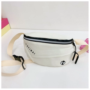 Détail du sac de poitrine blanc en toile pour enfants avec fermeture éclair noire