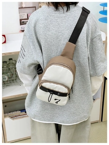 Vue détaillée d'un mini sac à bandoulière tendance pour enfants en kaki et blanc contrasté