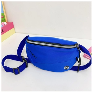 Détail du sac de poitrine bleu imperméable pour enfants avec sangle ajustable