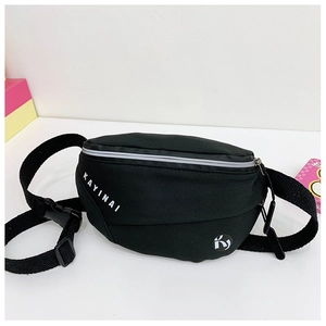 Vue détaillée du sac banane noir pour enfants avec logo et sangle réglable