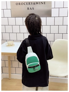 Détail du sac bandoulière patchwork vert et blanc avec sangle réglable porté au dos