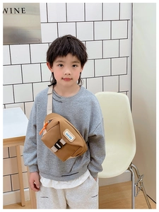 Détail du sac de poitrine en toile kaki pour enfants avec sangle réglable et boucle