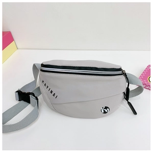 Détail du sac banane de sport gris pour enfants avec fermeture éclair noire et boucle