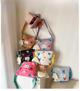 Détail de sacs bandoulière en toile à cœur en six couleurs avec breloques champignon