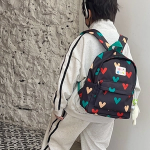 Sac à dos noir pour enfants avec motifs de cœurs colorés et breloque peluche pour l'école