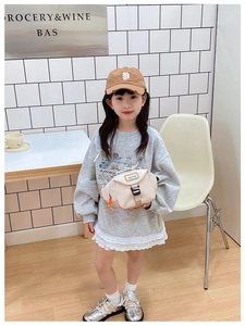 Sac banane beige pour enfants porté avec un sweat gris pour un look tendance moderne