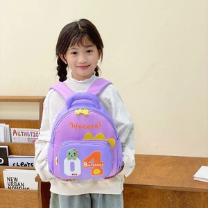 Leichter lila Kinderrucksack mit Dinosaurier-Anhänger für Kindergarten und Schule