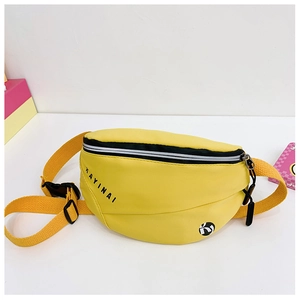 Détail d'un sac banane en toile jaune pour enfants avec fermeture éclair noire