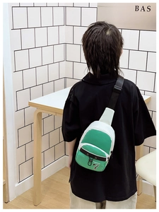Détail du sac bandoulière enfant vert et blanc avec sangle noire réglable, vue arrière