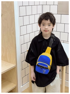 Détail du sac de poitrine bicolore pour enfants jaune et bleu avec sangle réglable