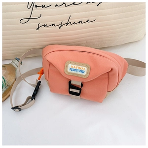 Détail du sac de poitrine en toile pêche avec sangle beige et tirette orange