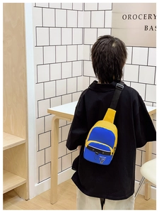 Détail du sac de poitrine enfant coloré avec contraste bleu-jaune et bandoulière réglable