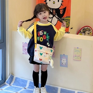 Sac à bandoulière en toile pour enfants avec motifs de cœurs et pendentifs mignons