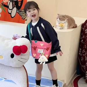 Sac bandoulière enfant en toile rose avec motifs cœurs et pendentif nuage mignon