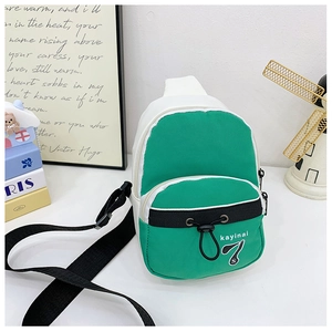 Détail du mini sac bandoulière bicolore vert et blanc avec cordon et poche zippée