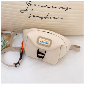 Vue détaillée du sac de poitrine en toile blanc cassé pour enfant avec boucle