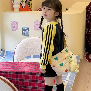 Sac bandoulière enfant en toile avec motifs cœurs et pendentif monstre jaune