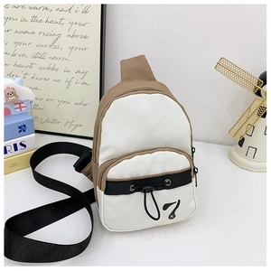 Détail d'un mini sac bandoulière bicolore blanc et kaki avec bandoulière noire réglable