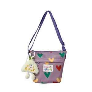 Sac à bandoulière violet pour enfants avec motifs cœurs et porte-clé monstre peluche