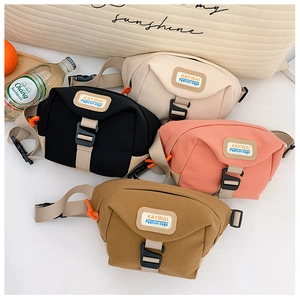 Détail de quatre sacs banane en toile avec poche à boucle et écusson de marque