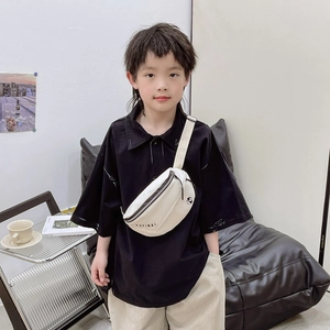 Sac bandoulière beige pour enfants avec sangle réglable et fermeture éclair sur un garçon