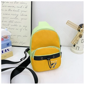 Détail du sac bandoulière en toile jaune et vert avec cordon et fermeture éclair