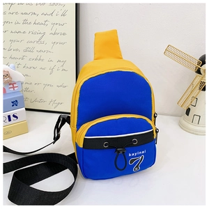 Détail du sac bandoulière en nylon imperméable avec fermeture jaune et cordon de serrage
