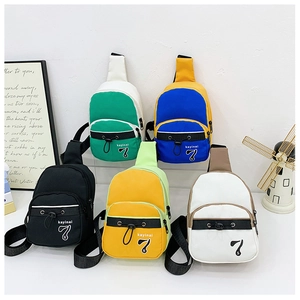 Collection de mini sacs bandoulière colorés en nylon pour enfants avec accessoires