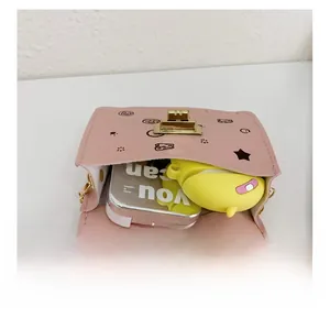 Interno della borsa in pelle PU rosa che mostra spazio per cosmetici e accessori