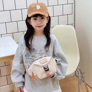 Sac de poitrine tendance pour enfants en toile beige avec bandoulière réglable